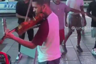 委内瑞拉天才小提琴手异国街头演奏 获路人舞蹈助兴