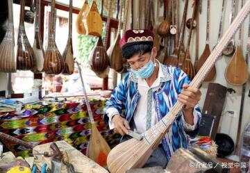 非遗传承人制作民族乐器，深受国内外顾客喜爱