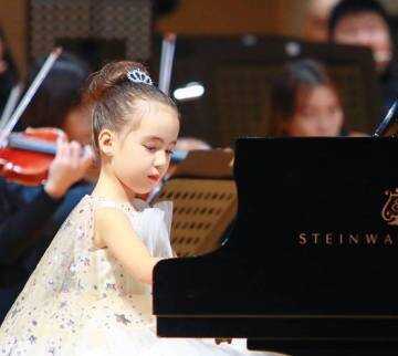 中山音乐堂迎来年龄最小钢琴家，完美演绎《a小调圆舞曲》
