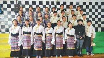 西藏昌都盐井中学合唱团：歌声清亮，打开梦想的窗