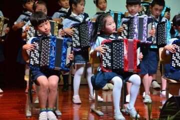 松江这个学校手风琴乐团获国际大赛多个奖项