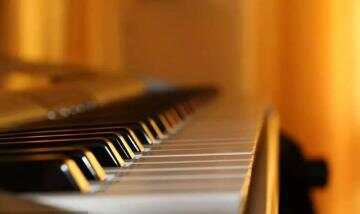 凭什么，学音乐必须先学钢琴？