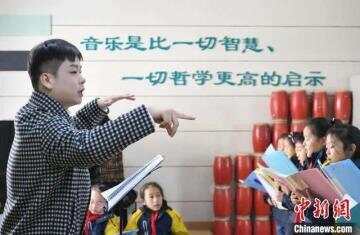 “90后”音乐教师杨波：组建合唱团 为孩子撑起音乐梦