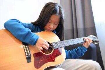 14岁音乐少女追寻音乐梦 先学好文化才能写出好歌
