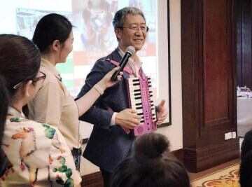 周海宏教授携其专利产品“七耳兔乐队琴”与芳草教育合力培养幼儿的感性素质