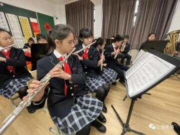 上音附属黄浦比乐中学揭牌 学生原创音乐回响开学首日
