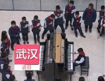 小学生下课玩钢琴，在教学楼遭围观，老师：意外的收获