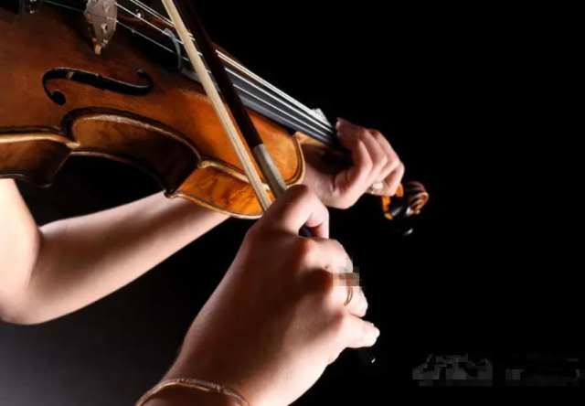 “90后”女生演奏小提琴成防疫检测点温暖风景