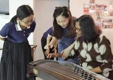 听古筝、看表演！中外居民共享中国传统乐器盛宴