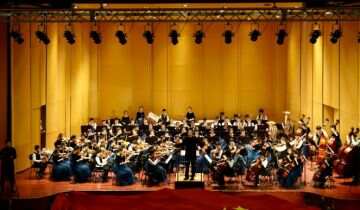 北京梧桐青少年交响乐团公益交响音乐会登台锦州