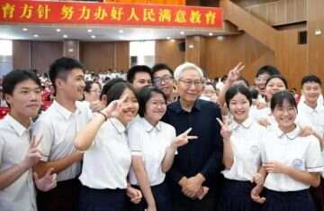 著名音乐教育家付林为惠州综合高中小螺号校园合唱团授牌