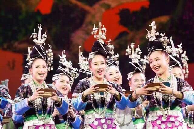 “公益+艺术”苗侗民族歌舞表演走进上海社区