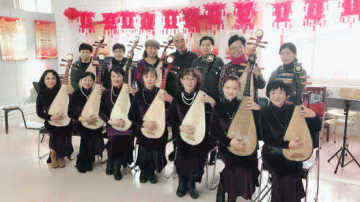 青岛大姨“玩转”传统民乐 街道助推成立社区琵琶队
