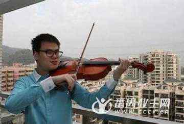 港媒：中国盲人男孩考入英国音乐学府 望自己例子激励他人