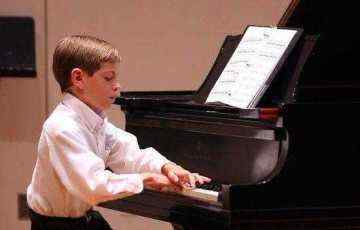 孩子5岁前练钢琴 易造成手指缺陷