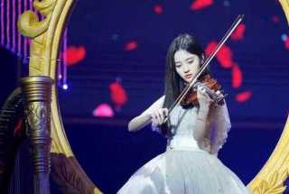 鞠婧祎穿纱裙现身节目 展示小提琴才艺
