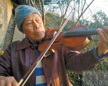 湘潭六旬老人退休后自学小提琴：拉琴时很放松 我的晚年不一样