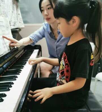关于钢琴，琴童下键前该准备？