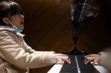 学钢琴两年就斩获国际大奖，广东11岁“无眼”女孩的故事，让人看哭……