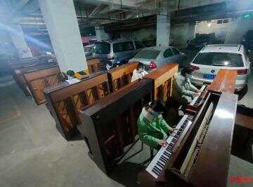 他们在地下停车场里弹起了钢琴，给谁听？原来是艺考生在练习