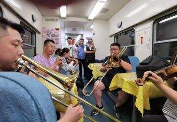 长影乐团在火车上举行特别的“音乐会”