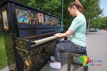 乌克兰举行艺术钢琴展 吸引民众演奏体验