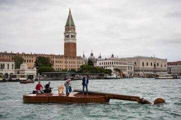 威尼斯运河惊现巨型小提琴，音乐家：新冠时期的