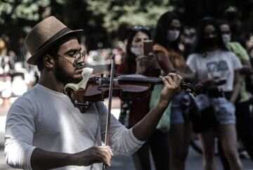 让水管“流出音乐” 巴西一慈善乐团用PVC管制作小提琴等乐器