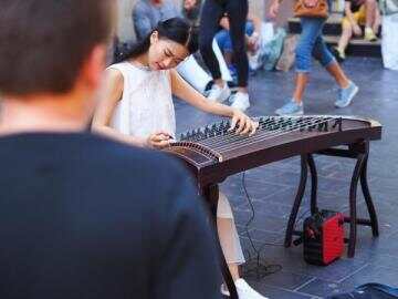 汉服姑娘彭静旋：国外演奏古筝，筝音袅袅，向世界展示中华乐器！