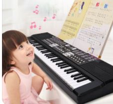 钢琴实际上不应只追求技术，钢琴课可涵盖更多的音乐学科基础理论