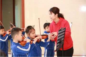 年龄最小的小提琴队 把最美琴声献给祖国妈妈