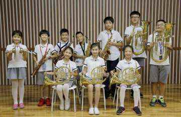 可以将民族管乐乐器引入中小学课堂，对中小学生进行音乐启蒙教育