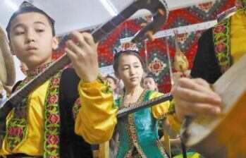 新疆小学生木卡姆乐乐团 队员最多会5种乐器