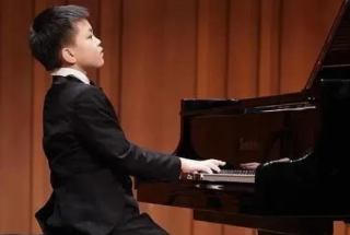13岁登春晚弹钢琴 被中央音乐学院附小免学费特招