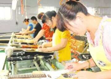 流水线上的乐章：承包了全世界一半乐器的中国小镇们