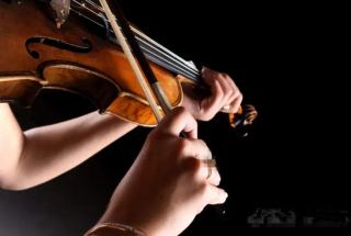 “90后”女生演奏小提琴成防疫检测点温暖风景
