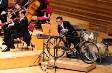 当自行车成为上海交响音乐厅内乐器，“我们骑着时间之轮，越过层层历史画帧”