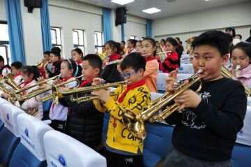 湖北宜昌：学校全面贯彻落实“双减”政策 学生课上练习演奏乐器