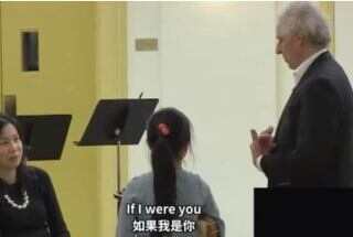 音乐大师指导华人女孩练琴，颠覆父母教育观